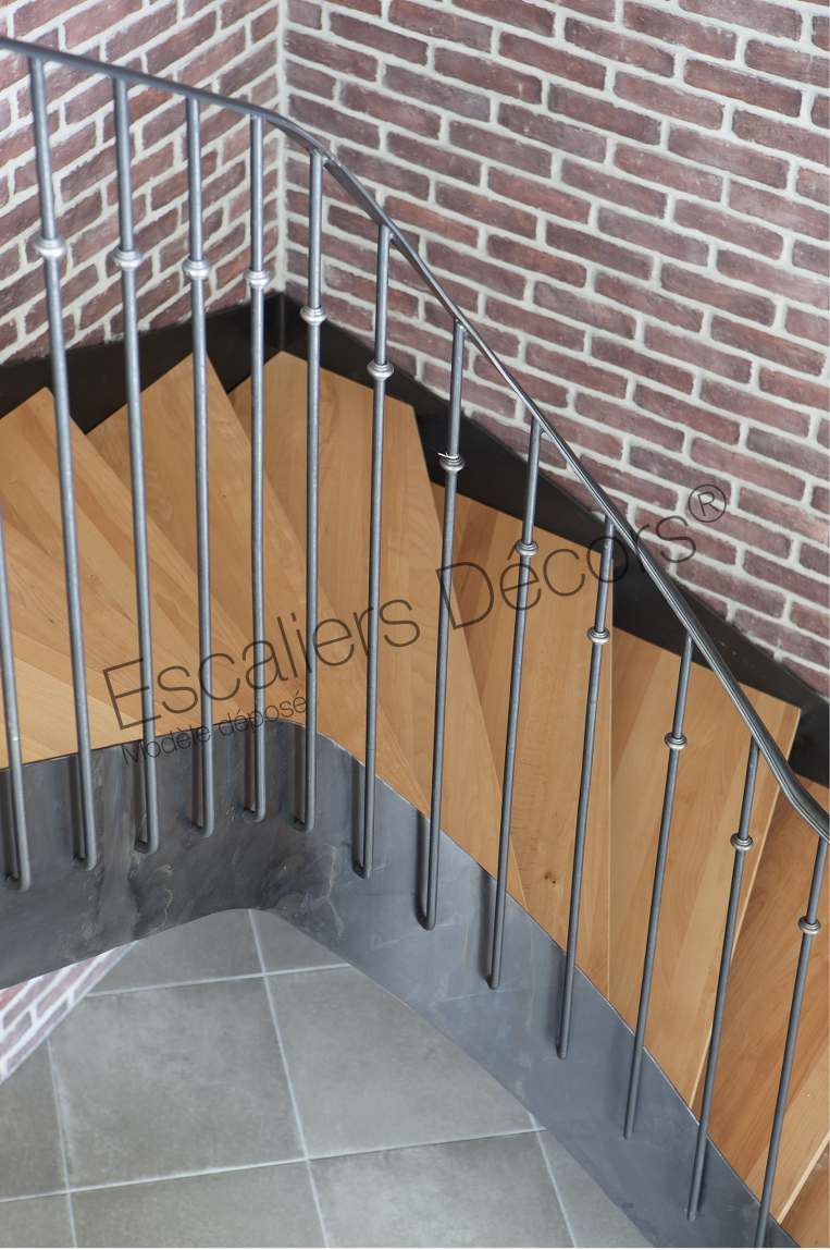 Photo DT106 - ESCA'DROIT® Balancé 1/4 Tournant Intermédiaire. Escalier intérieur balancé métal et bois style 'bistrot' pour une décoration classique. Vue 5